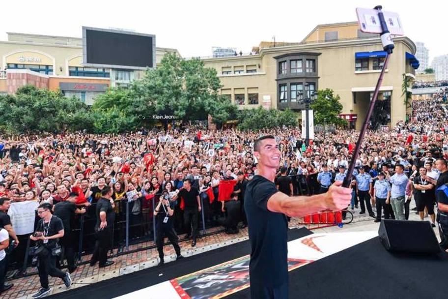 Il selfie di Cristiano Ronaldo con i suoi fan cinesi